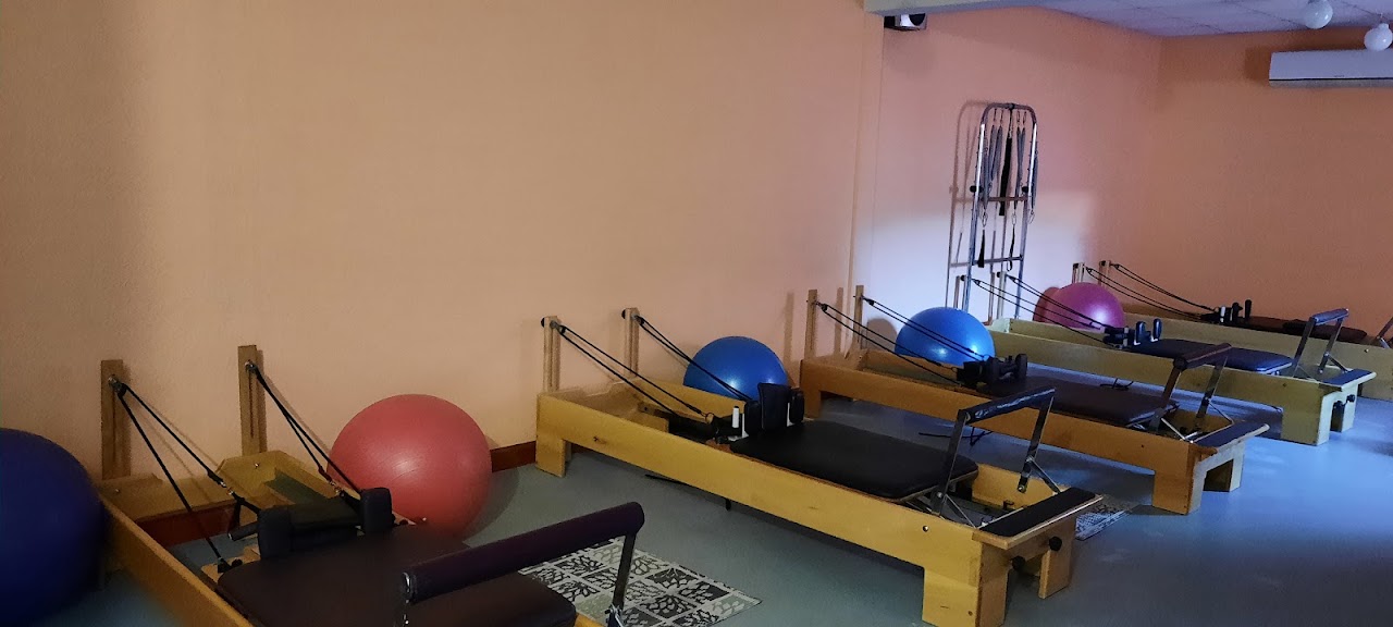Sala de Pilates Reformer con luz natural y calma